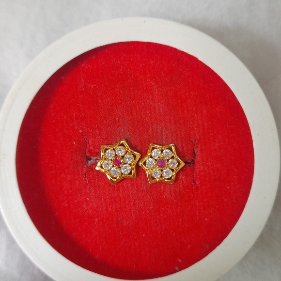 Beautiful new shaining stone desiner studs - Picture 11 of 15